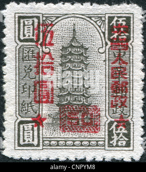 CHINA - CIRCA 1949: Eine Briefmarke gedruckt in China (Nordchina), zeigt eine Pagode (Aufdruck, 1951), ca. 1949 Stockfoto