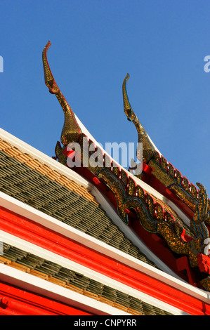 Thailand, buddhistische Tempel, Ornamente auf dem Dach des Tempels Stockfoto