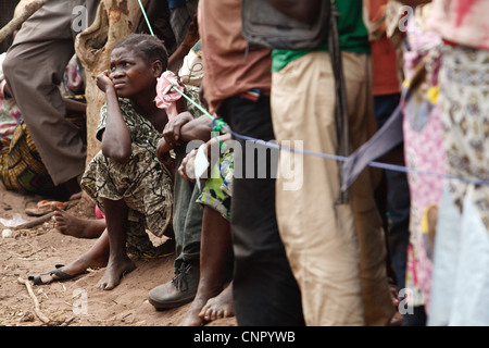 Vertriebenen Menschen warten in der Schlange erhalten Gutscheine bei einem non Food-Artikel fair in der Siedlung Miketo IDP, Provinz Katanga, demokratische Republik Kongo Stockfoto