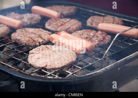 Hot Dogs und Hamburger auf dem Grill, da sie Ouotside Kochen Stockfoto