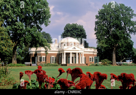 Monticello-Plantage, Heimat von Präsident Thomas Jefferson, zeigt die Spalten und die Kuppel der West-Front mit Tulpen. Stockfoto