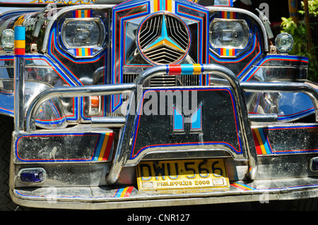 Bunte Philippine Jeepney nach Maß Auto van mit gefälschten Mercedes Star - Sabang Puerto Galera, Oriental Mindoro Philippinen Asien Stockfoto