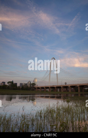 Dallas Skyline mit Margaret Hunt Hill Bridge bei Sonnenuntergang Stockfoto