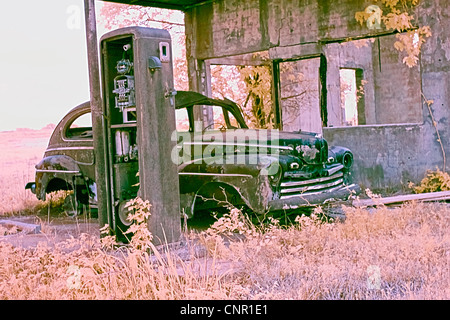 Altes Auto Rost entfernt an einer verlassenen Tankstelle in Zentral-Texas Stockfoto