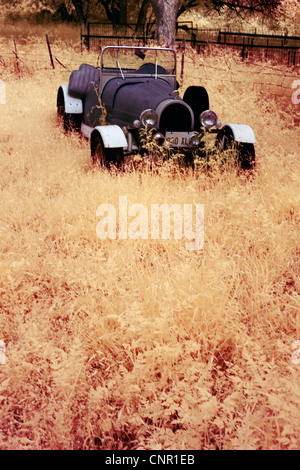 Altes Auto Rost entfernt in einem Feld in Zentral-Texas Stockfoto