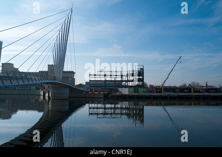 Der Granada TV-Studios zu Trafford Wharf, Salford Quays, Manchester, England, Großbritannien und der MediaCity Brücke im Bau. Stockfoto