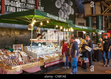 Menschen beim Einkaufen, bei Borough Market London England Stockfoto