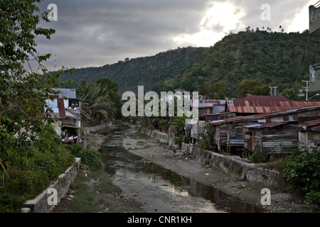 Brücke über die Kanalisation in Palu, Sulawesi, Südasien, Indonesien Stockfoto