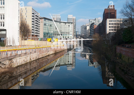 Der Fluss Irwell zwischen Salford (links) und Manchester (rechts) mit der neuen am Flussufer Gehweg auf der linken Seite. England, UK Stockfoto