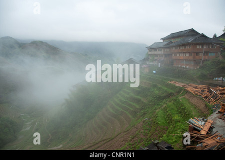 Da Zhai Dorf unter Wolken und Reisterrassen Stockfoto