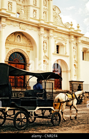 Antigua Guatemala Catedral de Santiago mit Pferdekutsche im Vordergrund. Stockfoto