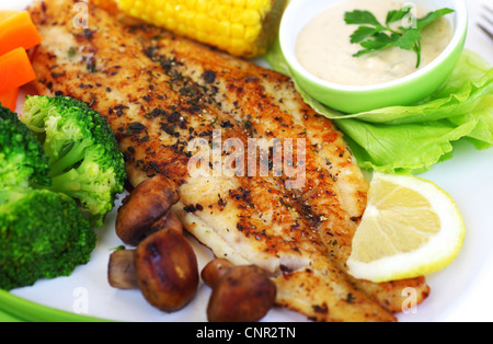 Leckere gesunde Fischfilet mit gedünstetem Gemüse Stockfoto