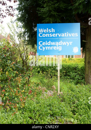 Welsh konservativen Zeichen in einem Garten in Llandaff, Cardiff, Kampagnen für Stimmen in den Kommunalwahlen 2012 Stockfoto