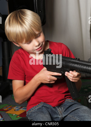 Junge Krieger, Soldat, schießen, Gewehr, Spielzeug Stockfoto