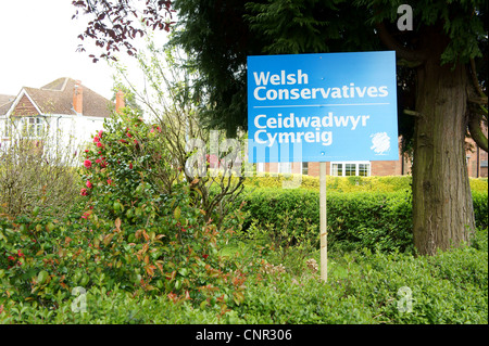 Welsh konservativen Zeichen in einem Garten in Llandaff, Cardiff, Kampagnen für Stimmen in den Kommunalwahlen 2012 Stockfoto