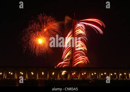 Parisern und Touristen beobachten Bastille Day Feuerwerk rund um den Eiffelturm mit Passy Brücke im Vordergrund in Paris, Frankreich. Stockfoto