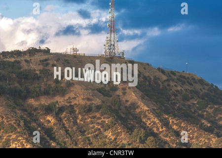 Das Hollywood-Schild unter dunkle Gewitterwolken Regen. In den Hollywood Hills, Los Angeles, Kalifornien CA US USA LA La. Stockfoto