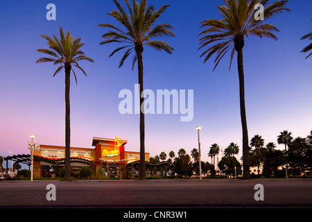 Long Beach California, Gourmet Pizza Restaurant & Sports Bar mit Palmen in der Abenddämmerung Stockfoto