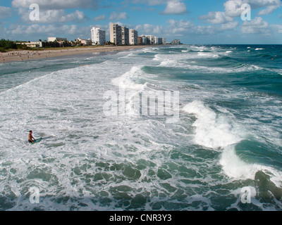 Deerfield Beach, Florida, Blick nach Norden nach Boca Raton, Florida von Deerfield Beach Fishing Pier aus gesehen. Stockfoto