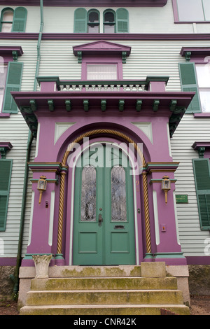 Eingang zu einem bunten viktorianischen Haus in New Bedford, Massachusetts Stockfoto