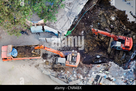 Aerial Landschaft Betonturm Stiftungen durch mechanische Bagger ein Muldenkipper laden vorbereitet Stockfoto