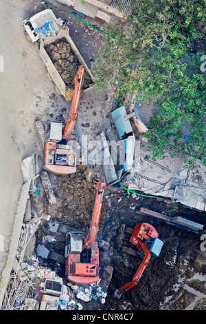 Ausrichtung der Baustelle in Mumbai, Indien, Luftaufnahme von mechanischen Bagger bei der Arbeit Stockfoto