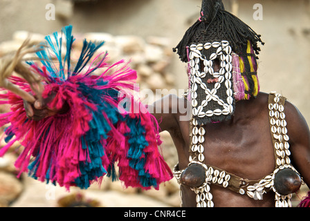 Ein maskierter Tänzer in Dogon County, Mali. Stockfoto