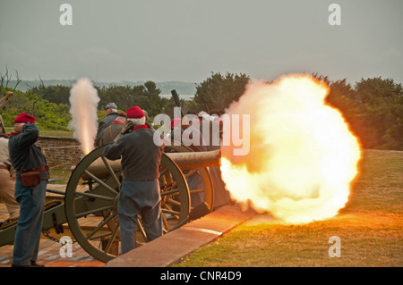 Kanonen Sie feuern auf Fort Macon State Park, North Carolina Commemorating Sesquicentennial von 1862 seiga Stockfoto