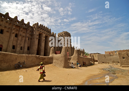 Menschen ruht im Schatten der großen Moschee von Djenné in Djenne, Mali. Stockfoto