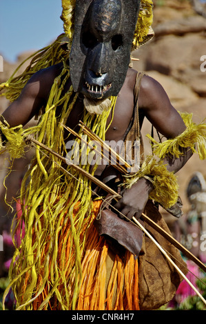 Ein maskierter Tänzer in Dogon County, Mali. Stockfoto