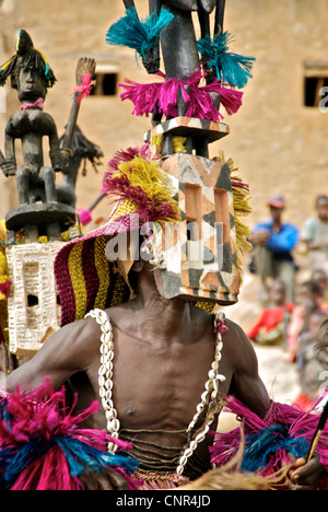 Ein maskierter Tänzer in Dogon County, Mali. Stockfoto