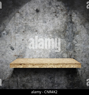 Grunge-Wand und Holzregal Stockfoto