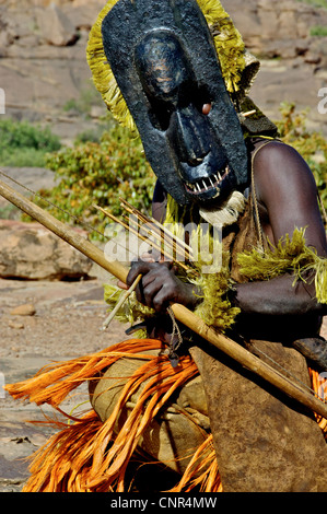 Ein Porträt von maskierten Tänzer in Dogon County, Mali. Stockfoto