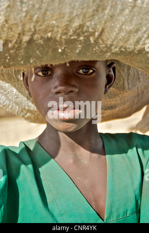Ein Portrait eines jungen Mannes im Dogon County, Mali. Stockfoto