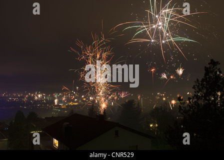 Privates Feuerwerk zu feiern das neue Jahr ganz Weinheim, Deutschland Stockfoto