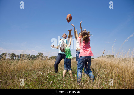 Familie, spielen Fußball, Mannheim, Baden-Württemberg, Deutschland Stockfoto