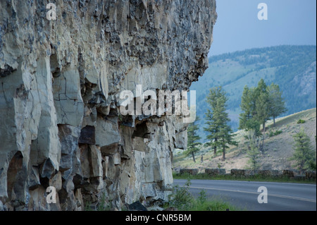 Straße von felsigen Klippen, Yellowstone-Nationalpark, Wyoming, USA Stockfoto