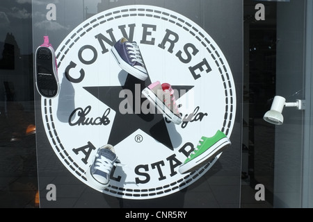 Converse All Star-Trainer in einem Schaufenster Stockfoto