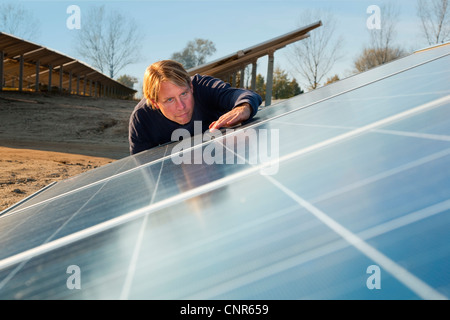 Arbeiter, die Prüfung von Solarzellen Stockfoto