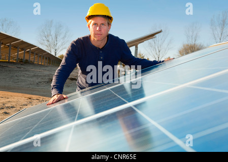 Arbeiter, die Prüfung von Solarzellen Stockfoto