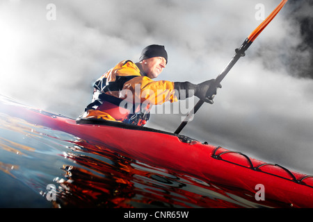 Kajakfahrer Paddeln im Wasser Stockfoto