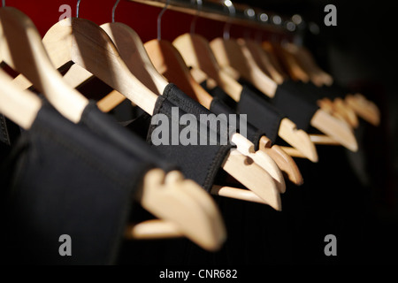 Nahaufnahme von Kleidern auf Kleiderbügel Stockfoto