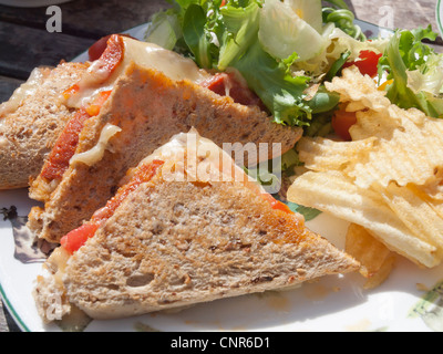 Mittagessen in einem Land Café geröstete Tomaten und Peperoni Käsebrot hautnah Stockfoto