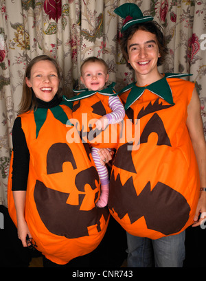 Familie als Kürbisse für Halloween verkleidet Stockfoto