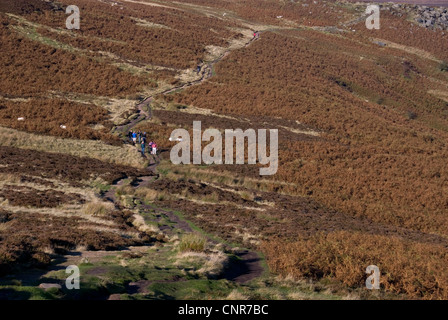 Wanderer auf Moorland Weg, Blick vom Higger Tor in Richtung Fiddler's Elbow, Derbyshire, Dark Peak, Peak District, UK Stockfoto