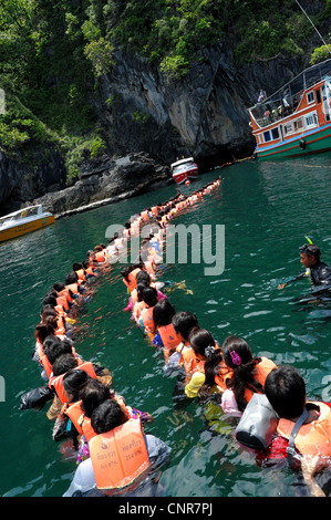 Schwimmen in Morakot Höhle Atoll, die Insel Koh Mook (auch bekannt als Ko Muk), Andamanensee, Trang, thailand Stockfoto