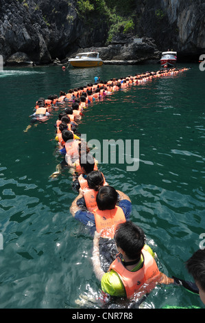 Schwimmen in Morakot Höhle Atoll, die Insel Koh Mook (auch bekannt als Ko Muk), Andamanensee, Trang, thailand Stockfoto