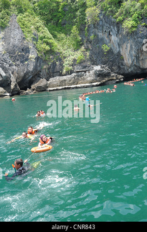 Schwimmer, die Rückkehr von Morakot Cave (Smaragd Höhle), die Insel Koh Mook (auch bekannt als Ko Muk), Andamanensee, Trang, thailand Stockfoto