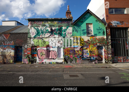 Das ehemalige Studio Graffiti aus dem Jahr U2 bedeckte Gebäude an der Windmill Lane in Dublin, Irland. Stockfoto