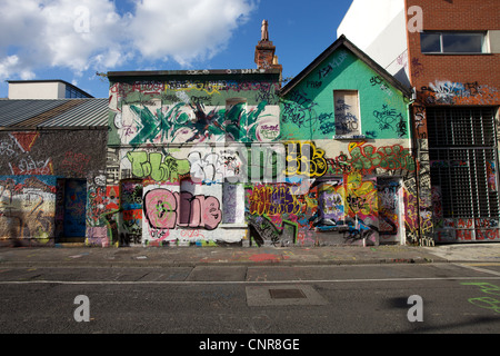 Grafitti überdachte Gebäude an der Windmühle Lane in Dublin City, die früher das Aufnahmestudio der Band U2 war. Stockfoto